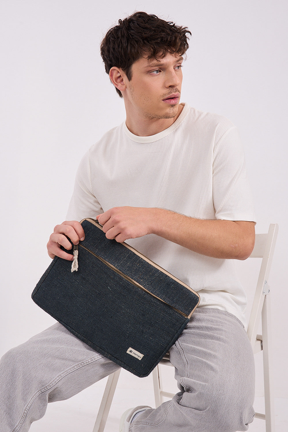 קייס ללפטופ בצבע אפור כהה