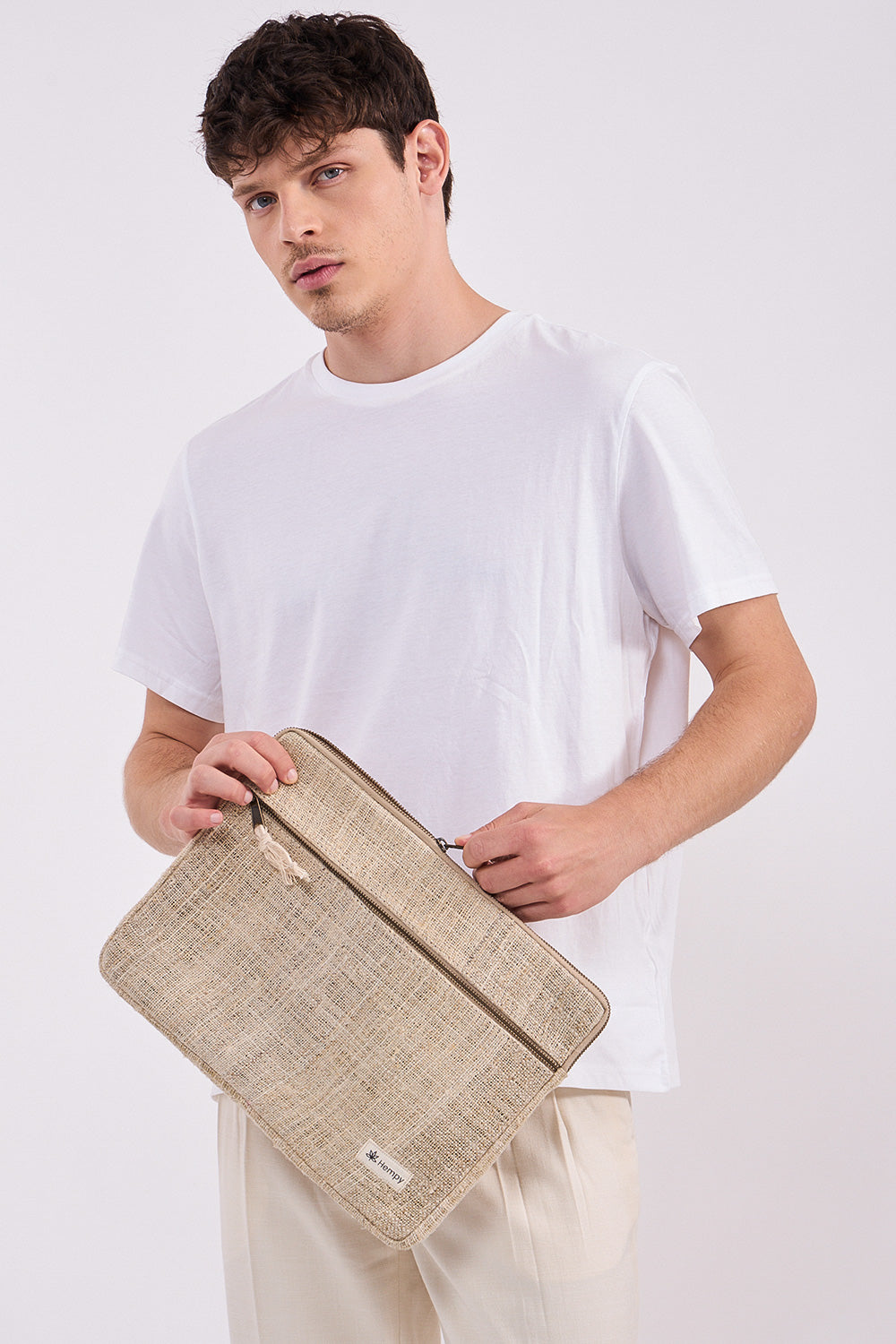 קייס ללפטופ בצבע בז׳