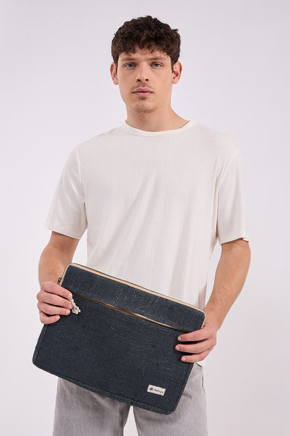 קייס ללפטופ בצבע אפור כהה