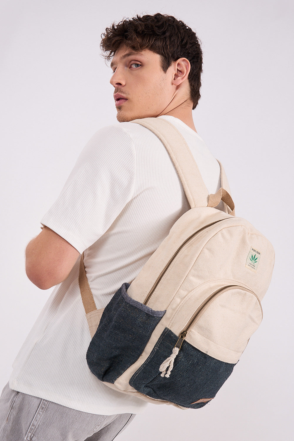 תיק גב אפור כהה