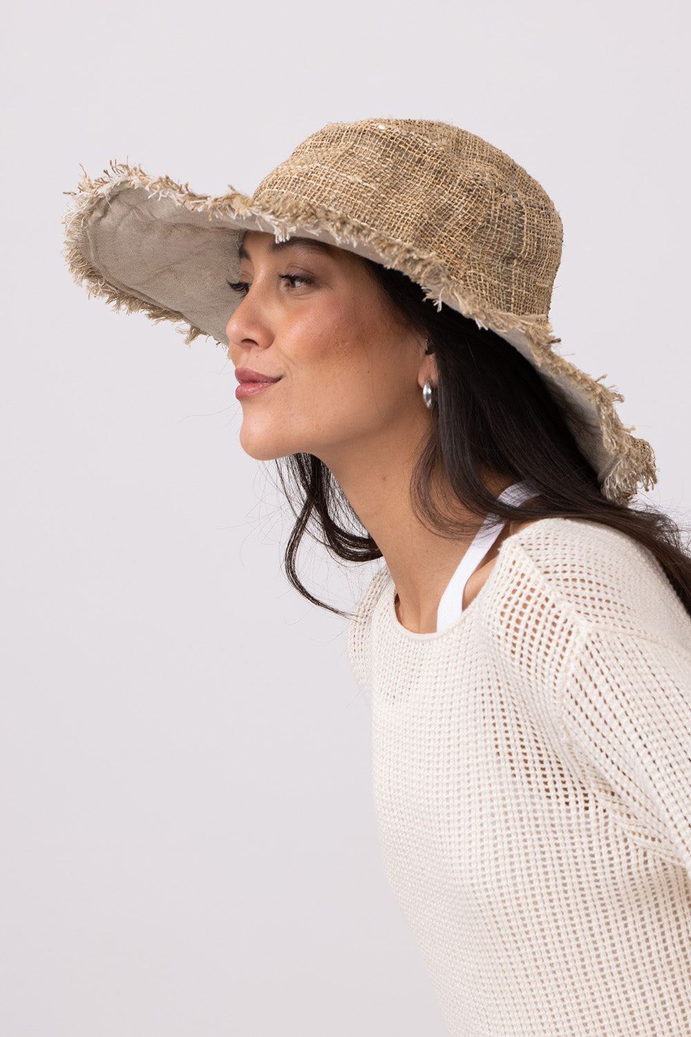 כובע קש רחב שוליים